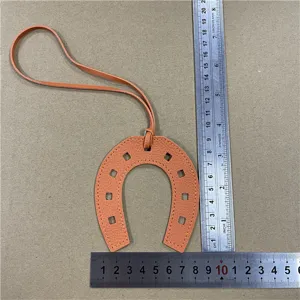 Oranger Leder Hufeisen Taschenanhänger, stilvoller U-förmiger Designer Anhänger für Handtaschen.
