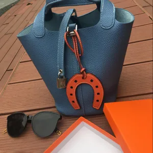 Blaues Leder Eimer Tasche mit orangefarbenem Hufeisen Anhänger stilvolle modische Handtasche