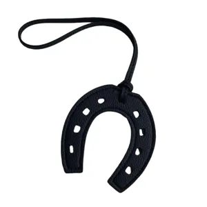 Schwarzer Leder Hufeisen Taschenanhänger, stilvoller Anhänger Riemen für Handtaschen und Beutel.