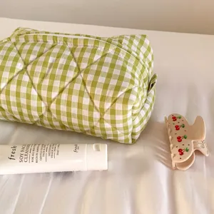 Grüngemusterte karierte gesteppte Kosmetiktasche Detailansicht, weiche Kulturbeutel Pouch.