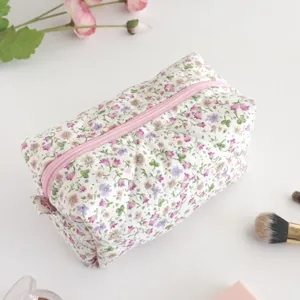 Gestepptes Blumen Kosmetiktasche Detail, weiche Baumwolle Make-up Tasche mit pinkem Reißverschluss.