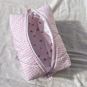 Rosa karierter gesteppter Kosmetikbeutel mit süßem Kirschfutter, tragbare Kulturtasche.