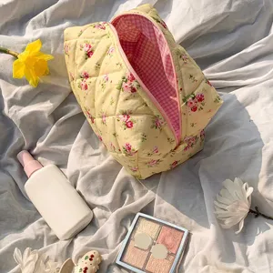 Gesteppte Blumen Kosmetiktasche, süße tragbare Make-up Tasche für Reise und Alltag