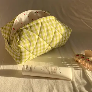 Detailansicht der gruen weissen karierten gesteppten Kosmetiktasche, weiche Baumwolle, Kirschfutter.