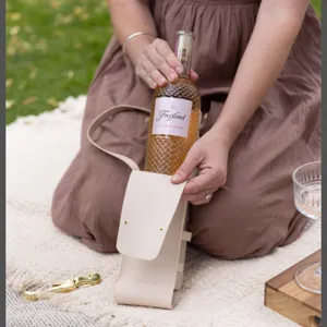 Beige δερμάτινη τσάντα μπουκαλιού κρασιού με θήκη για τιρμπουσόν, κομψό αξεσουάρ.