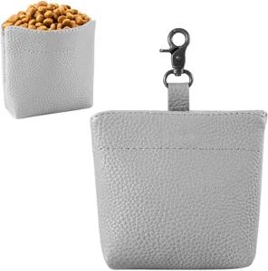 Vue détaillée de la pochette de friandises pour chien en cuir PU gris avec clip en métal.