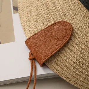 Clip magnético portátil para gafas de viaje, elegante soporte de cuero marrón con cordón.