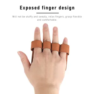 Nahaufnahme brauner Fitness-Handgriffe aus Leder, offenes Fingerdesign fürs Krafttraining.