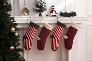 Vista dettagliata delle calze di Natale a strisce lavorate a maglia da 18 pollici sul camino.