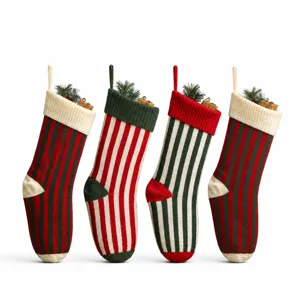 Set di quattro calze di Natale in maglia a righe verticali da 18 pollici bianche