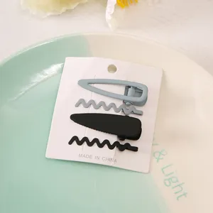 Einfaches Metall-Haarspangen-Set mit vier Stück, minimalistisches Wellen- und Glatt-Design.
