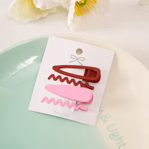 Nahaufnahme des bunten Metall Haarspangen Sets mit Wellen und Clip Design für tägliches Styling.