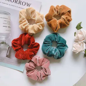 Lot de 5 chouchous en velours de couleurs assorties, élastiques à cheveux doux pour femmes et filles.