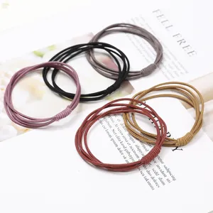 Vista dettagliata di elastici per capelli multicolore con nodi fatti a mano per ogni look.