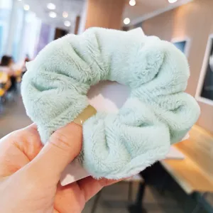 Elastico per capelli in peluche verde menta, morbido e soffice per donna autunno inverno.