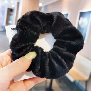 Morbido elastico per capelli in peluche nero da donna, coda di cavallo soffice invernale.