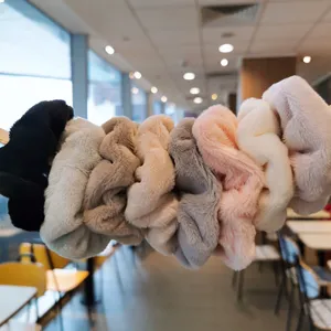Set di elastici per capelli in peluche soffice, accessori invernali caldi per donne e ragazze.