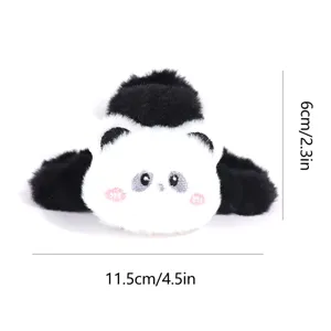 Detalle de pinza para pelo de peluche panda blanco y negro, accesorio suave y bonito.