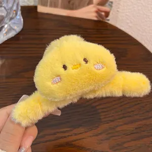 Primer plano detalle de la linda pinza de pelo de peluche amarillo, diseño animal bonito.