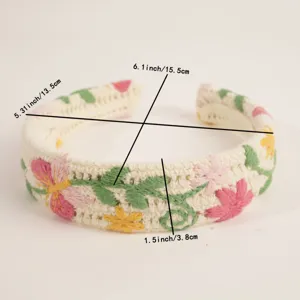 Détail de bandeau tressé floral au crochet avec texture fine et dimensions.