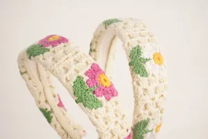 Bandeau tricoté fleuri bohème serre-tête crochet doux accessoire détail gros plan
