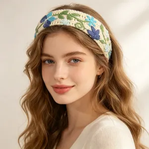 Detail de bandeau floral tricote boho chic, accessoire de cheveux elegante pour femmes.