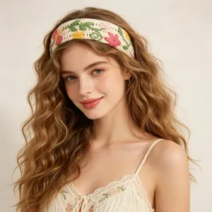 Bandeau à fleurs en tricot chic avec un design ajouré bohème, idéal pour les vacances d'été.