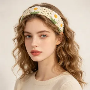 Détail de bandeau marguerite au crochet, serre-tête en tricot bohème pour femmes.