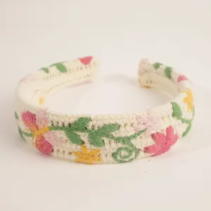 Gros plan sur le bandeaux crocheté bohème avec broderie florale et design ajouré.