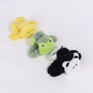 Vista detallada de pinzas para el pelo de peluche con diseños animales adorables como rana y panda.