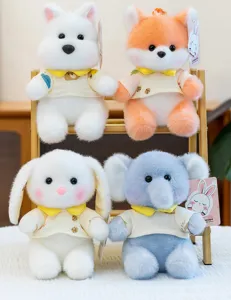 Schattige cartoon dier pluche hanger met mooie pyjama prachtig gepresenteerd op houten plank.