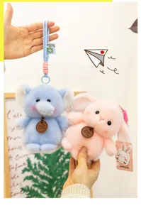 Peluche elefante y conejo llavero juguete suave vista detallada con etiqueta de madera.