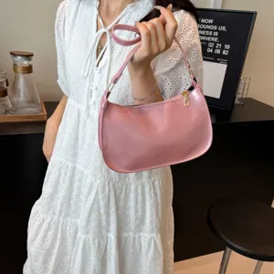 Stylish pink patent leather shoulder bag detail, perfect for chic daily wear and commute.