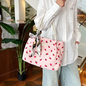 Deliziosa borsa shopper in corduroy rosa da donna con stampa fragole e foulard in seta.