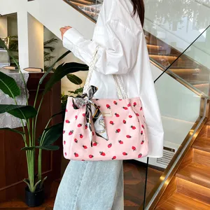Borsa tote rosa in corduroy con stampa fragola, bella vista di dettaglio borsa a spalla.
