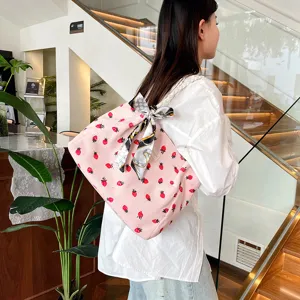 Graziosa borsa shopper in corduroy con fragole, grande borsa a spalla casual da donna.