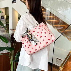 Borsa tote rosa in velluto a coste da donna con stampa fragola e sciarpa chic.