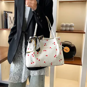 Borsa tote in velluto a coste bianco da donna con stampa ciliegie, manico intrecciato e foulard.