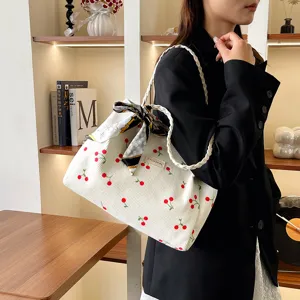 Borsa shopper in velluto a coste con stampa ciliegia e foulard, elegante borsa a spalla casual.