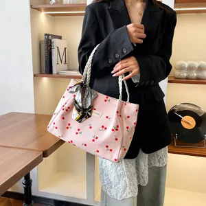 Borsa shopper rosa in velluto a coste con stampa di ciliegie, sciarpa e manici intrecciati.