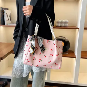 Borsa tote rosa in velluto, graziosa borsa a tracolla stampata con ciliegie e manico intrecciato.