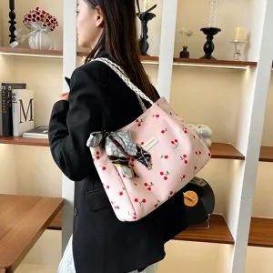 Borsa tote rosa in velluto a coste con stampa di ciliegie e manico intrecciato.