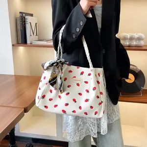 Borsa tote in corduroy con stampa di fragole per donna, borsa a spalla casual capiente.