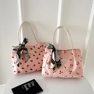 Borsa a shopper in velluto a coste da donna, grande borsa a spalla con stampa di frutta e foulard.