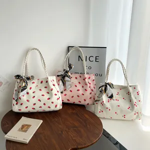Borsa tote in corduroy con motivo di fragole e ciliegie, manico intrecciato e sciarpa.