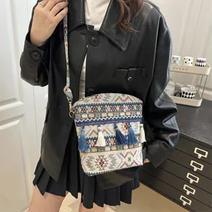 Vue détaillée du sac à bandoulière ethnique vintage avec motifs tissés et franges.