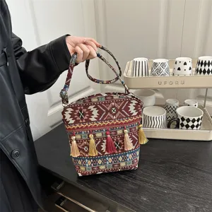 Sac à bandoulière tissé ethnique vintage pour femme, sac à main tendance à franges.