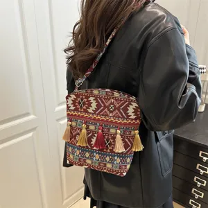 Sac à bandoulière vintage ethnique avec franges colorées, grande capacité tendance.