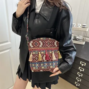 Sac bandoulière vintage de style ethnique avec franges, sac bohème élégant pour femme chic.