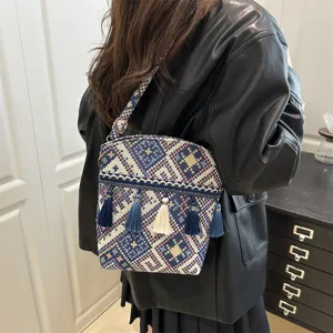 Sac à bandoulière vintage style ethnique à franges pour femme, design tissé géométrique.